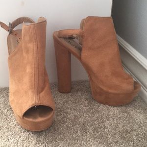 Worn once to a 70’s party! So cute and versatile!